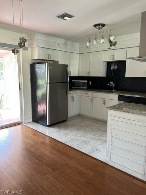 656 Palm View DR photo 4