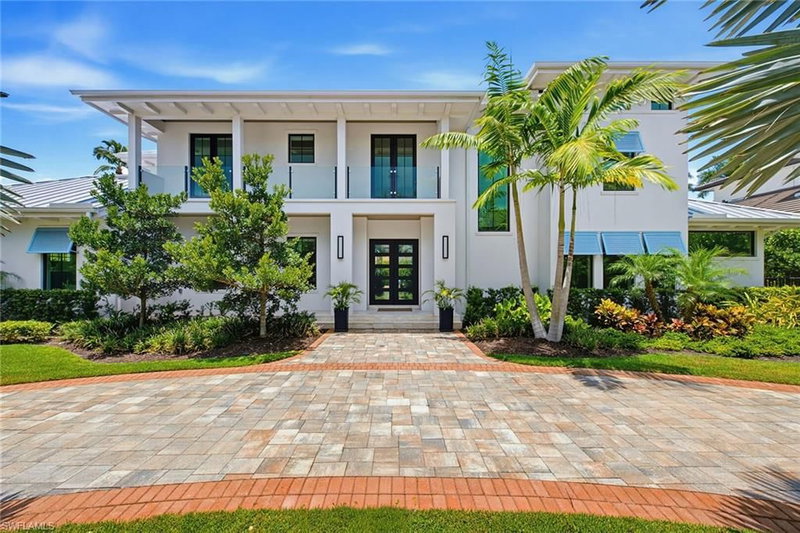 692 Banyan BLVD photo 2