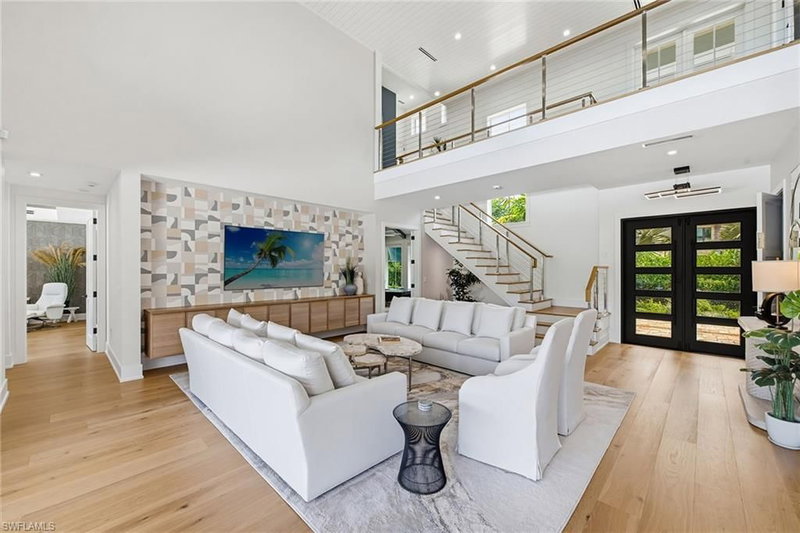 692 Banyan BLVD photo 4