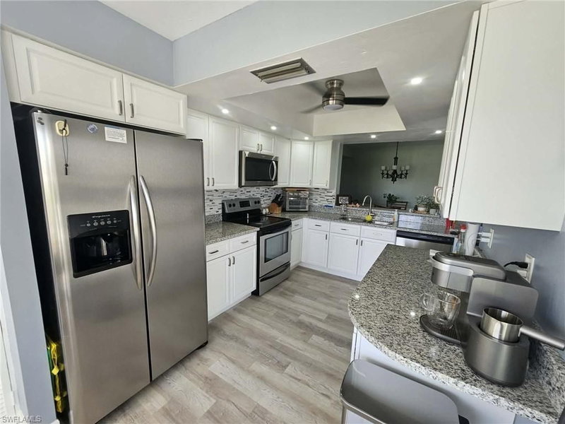 7360 Glenmoor LN photo 2