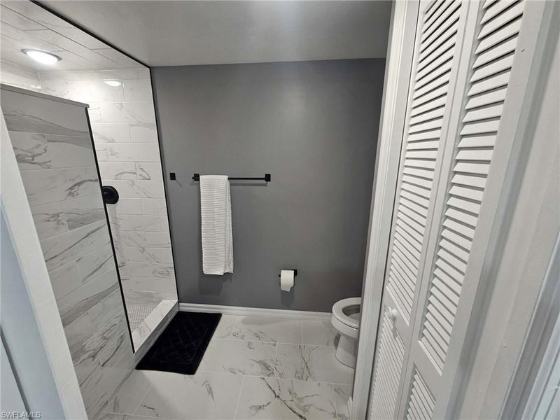 7360 Glenmoor LN photo 5