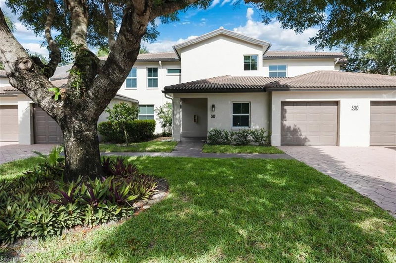 300 Diamond CIR photo 1