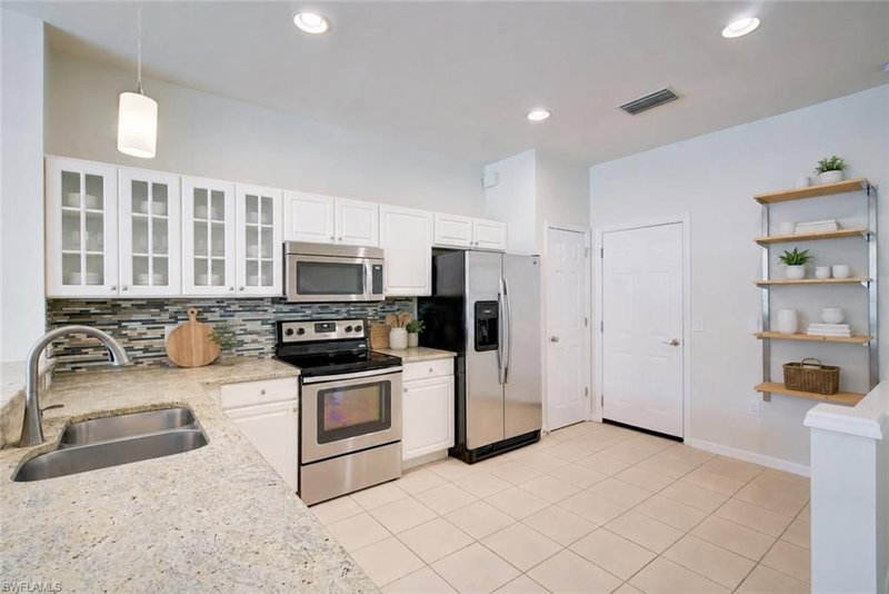 904 Hampton CIR photo 2