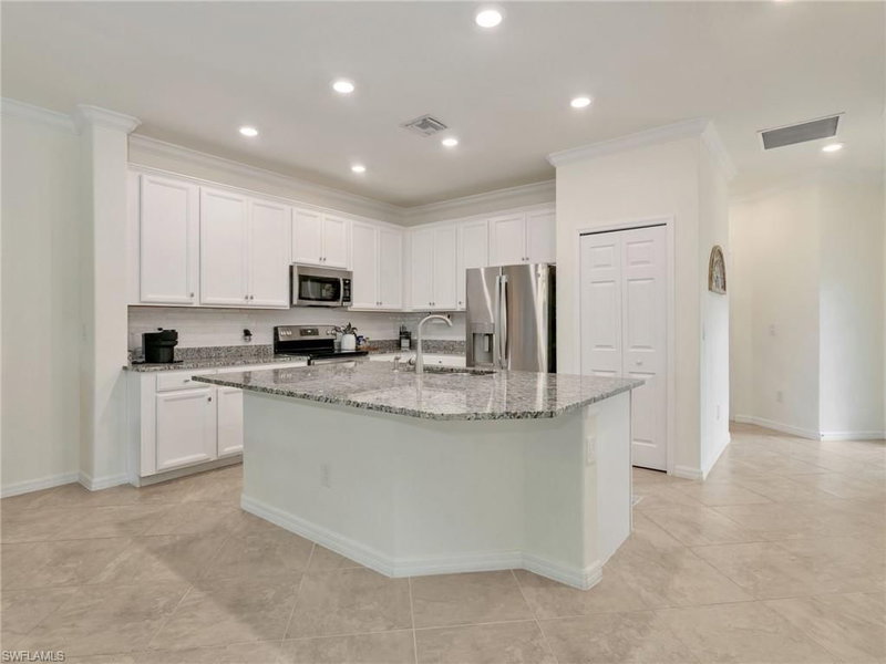 9157 Glenforest DR photo 5