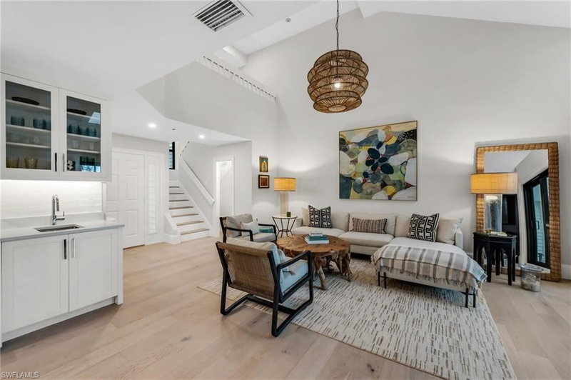 569 PARK SHORE DR photo 1