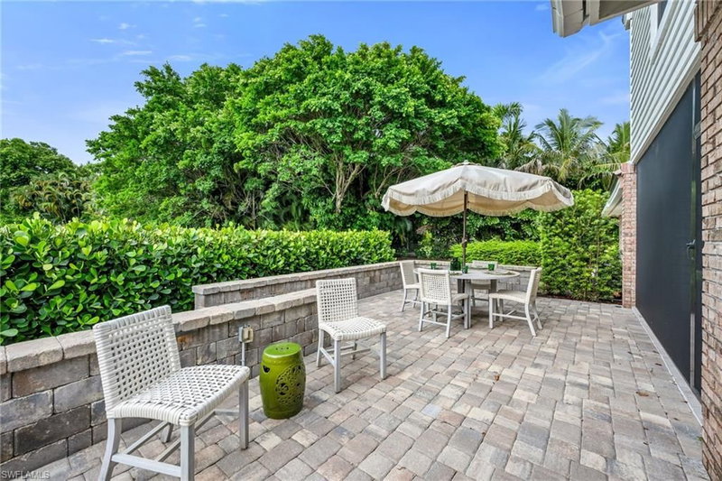569 PARK SHORE DR photo 2
