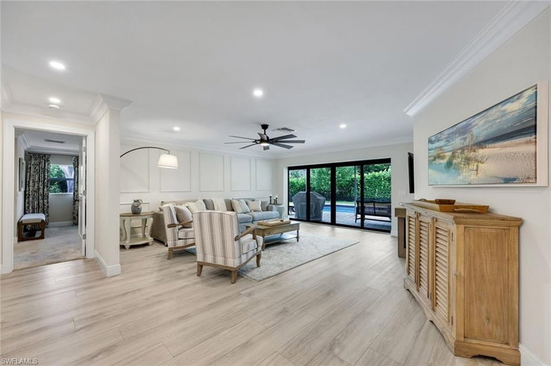 517 Parkwood LN photo 2