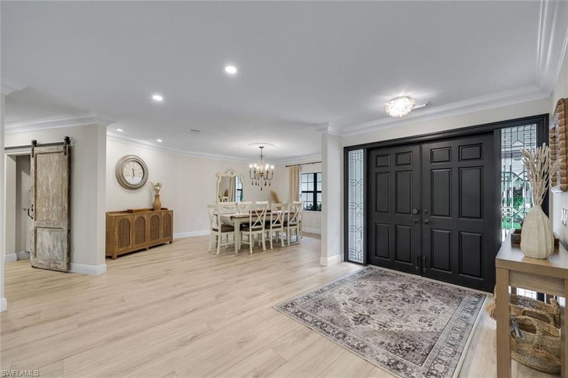 517 Parkwood LN photo 3
