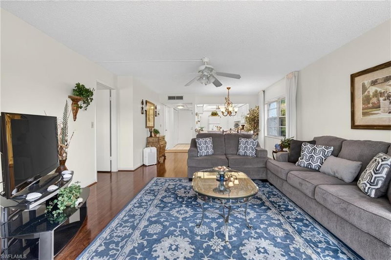 1087 Forest Lakes DR photo 2