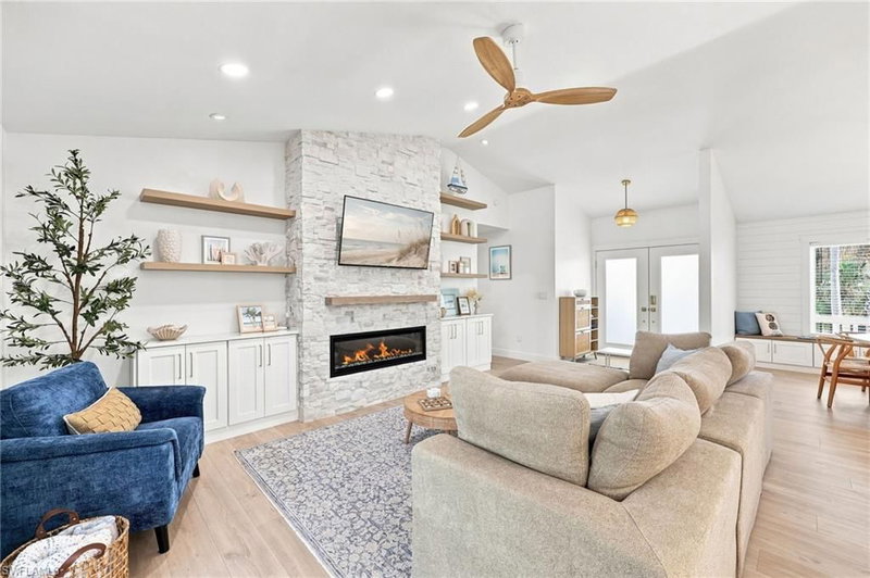 13270 Electron DR photo 2