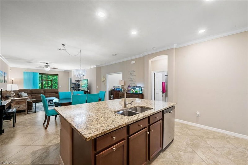 9086 Woodhurst DR photo 2