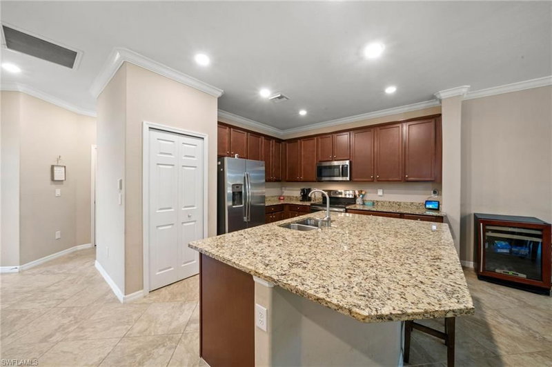 9086 Woodhurst DR photo 3