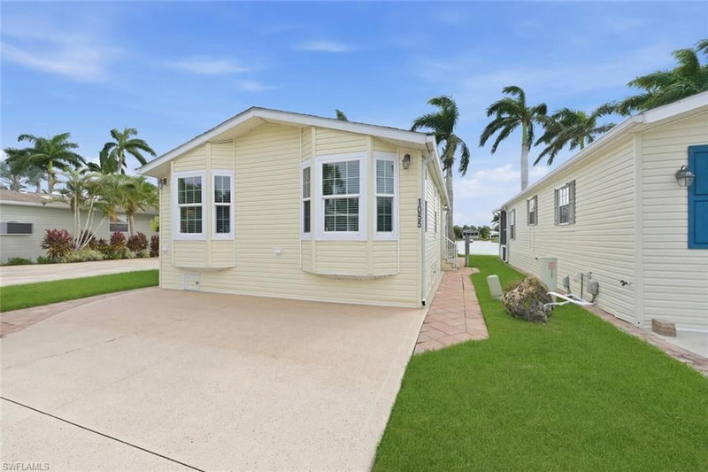 1055 Diamond Lake CIR photo 2