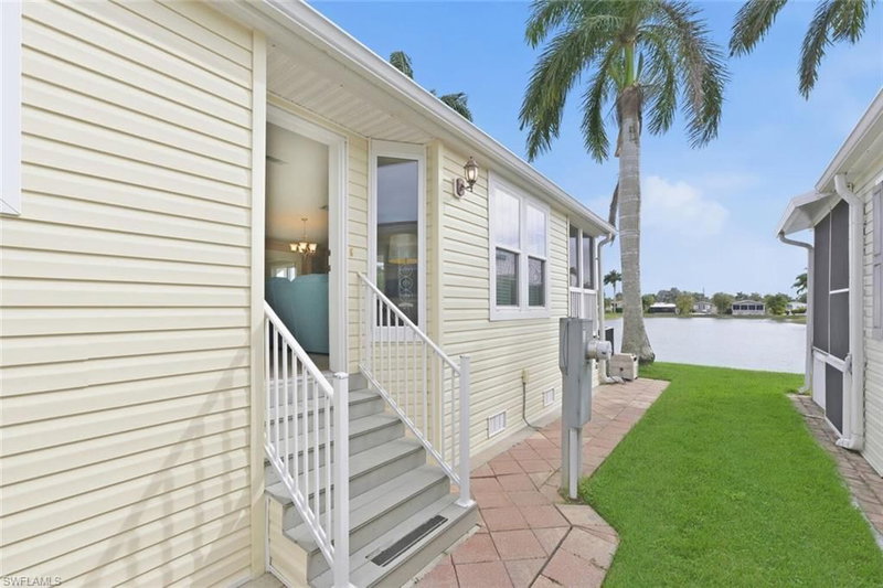 1055 Diamond Lake CIR photo 3