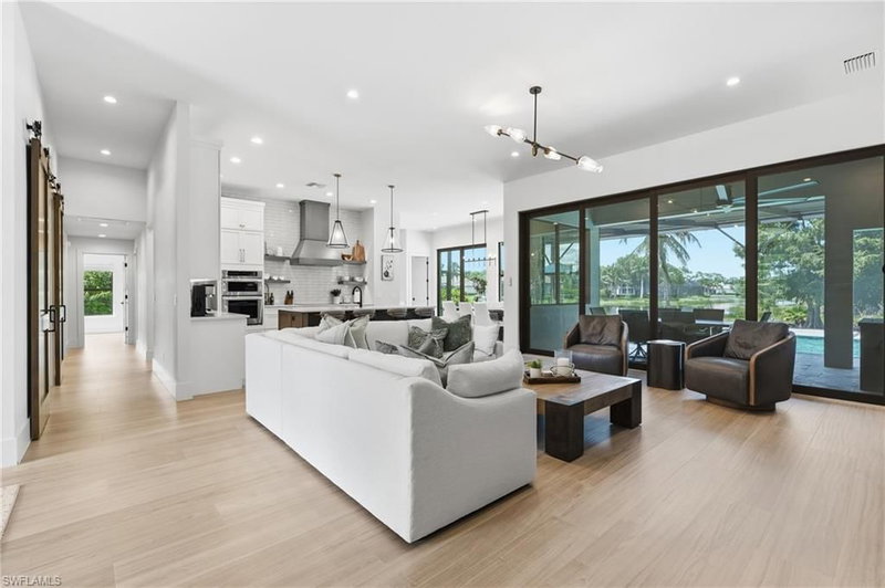 20241 Country Club DR photo 3