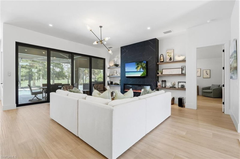 20241 Country Club DR photo 4