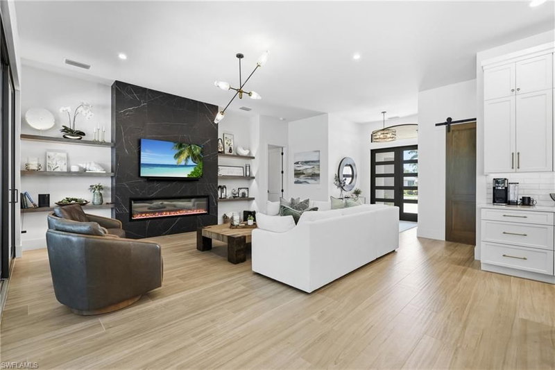 20241 Country Club DR photo 5