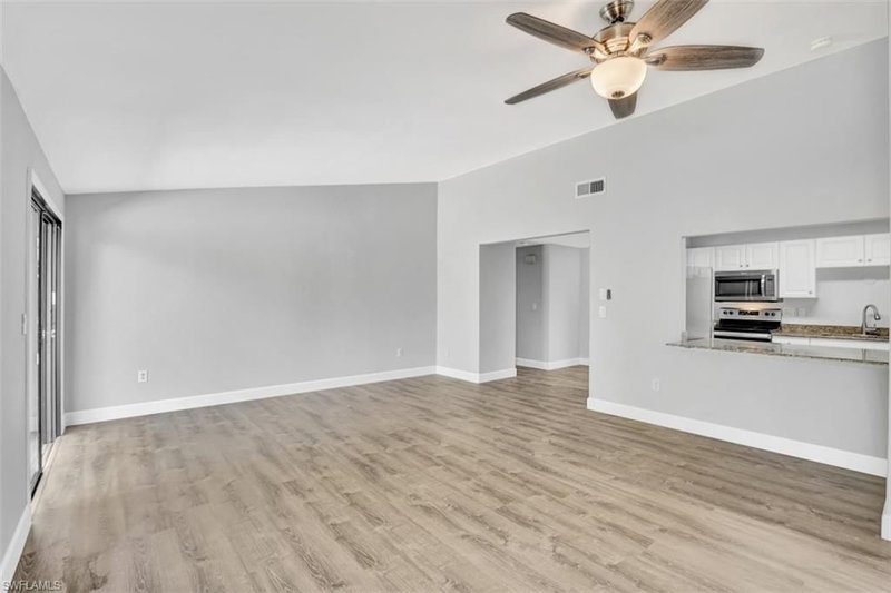 533 Landmark DR photo 2