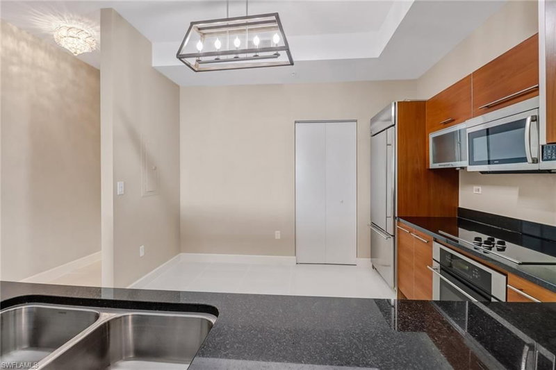 3000 Oasis Grand BLVD photo 4