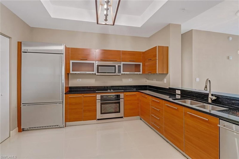 3000 Oasis Grand BLVD photo 5