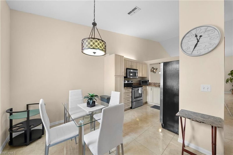 320 Robin Hood CIR photo 4