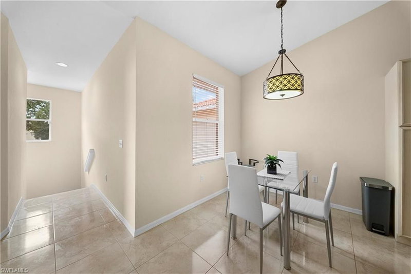 320 Robin Hood CIR photo 5