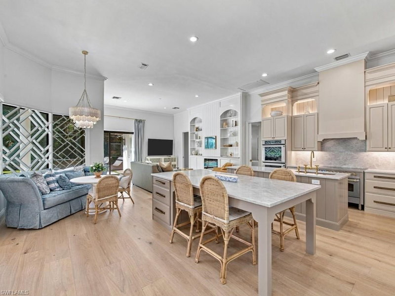 9833 Clear Lake CIR photo 1