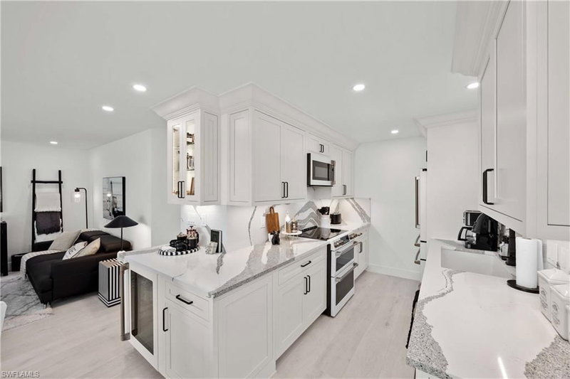2100 Gulf Shore BLVD N photo 1