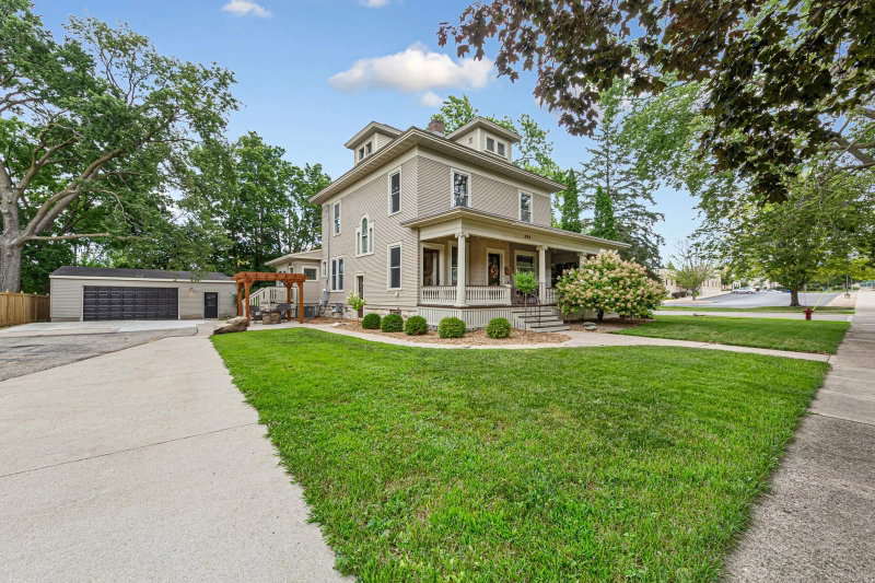 404 3rd Street NW - Photo 2