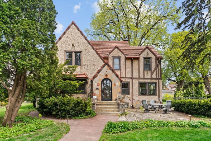 504 Mississippi River Boulevard S