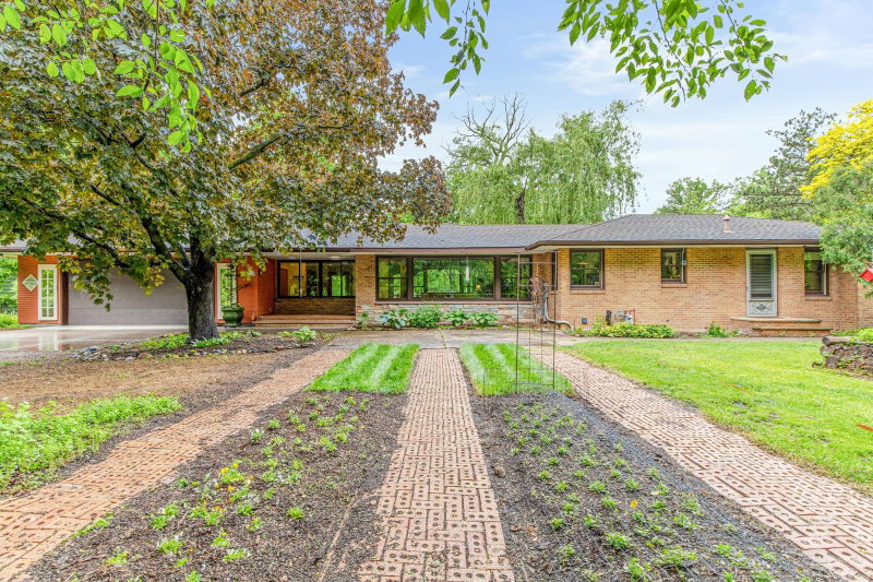 2217 Oakview Lane N