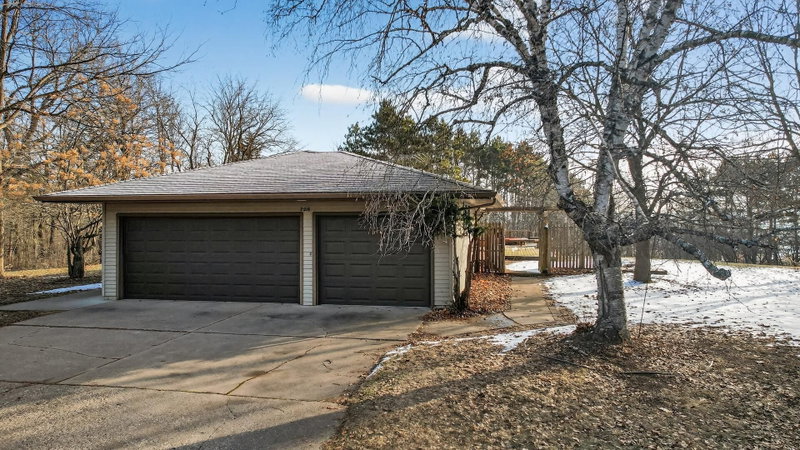 2216 Orwell Court N - Photo 4