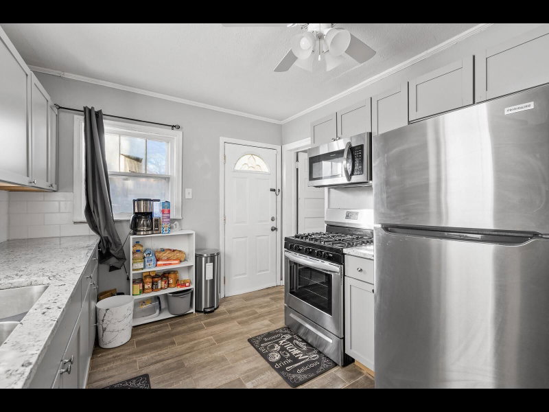 2631 Thomas Avenue N - Photo 8