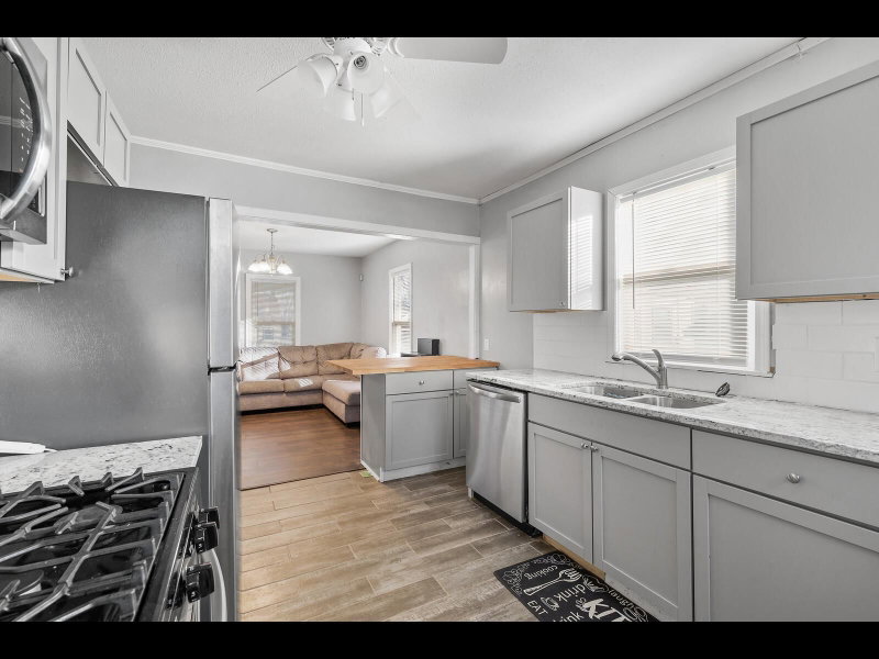 2631 Thomas Avenue N - Photo 9