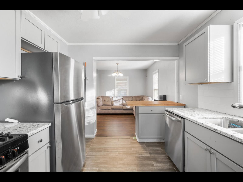 2631 Thomas Avenue N - Photo 10