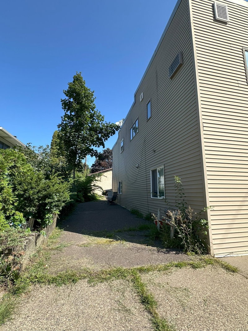1237 5th Street E - Photo 4