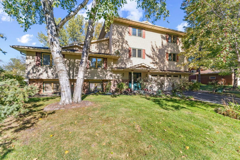 7708 82nd Avenue N - Photo 2