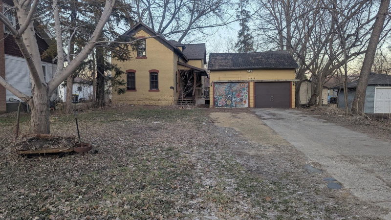 722 Range Street