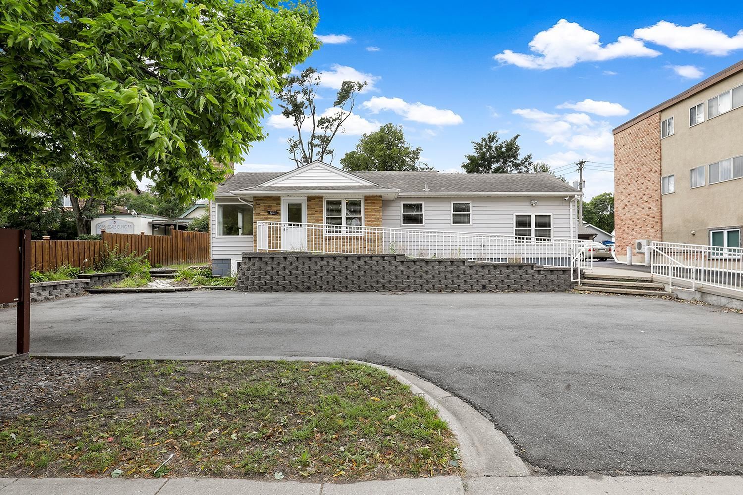 3821 W Broadway Avenue