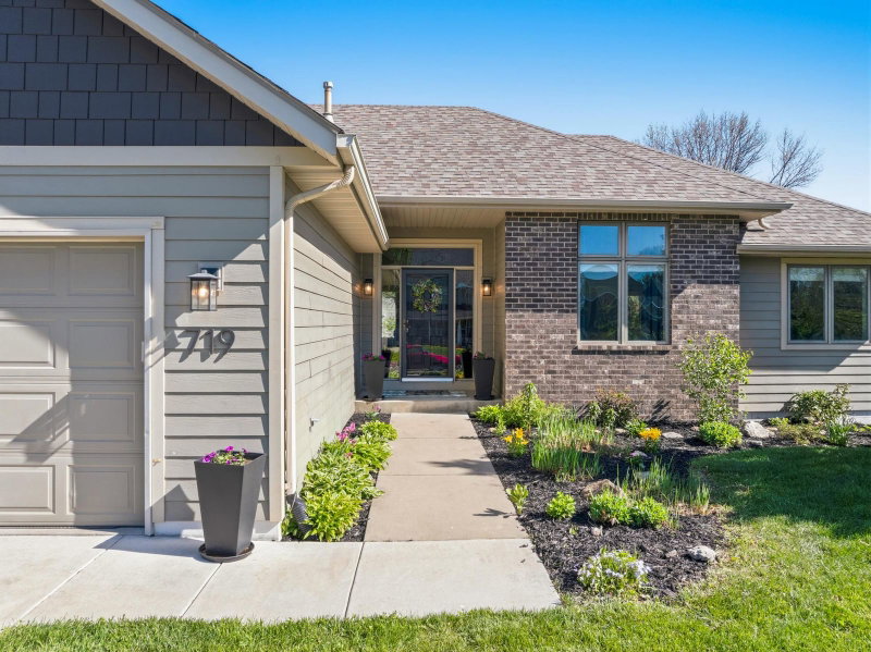 719 Eastridge Drive - Photo 2