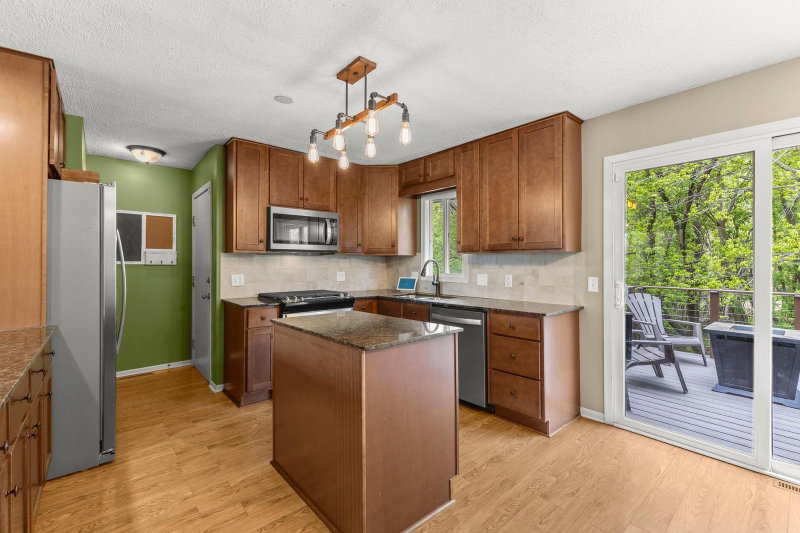7501 82nd Avenue N - Photo 4