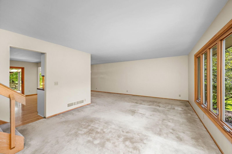 6015 Stoneybrook Drive - Photo 5