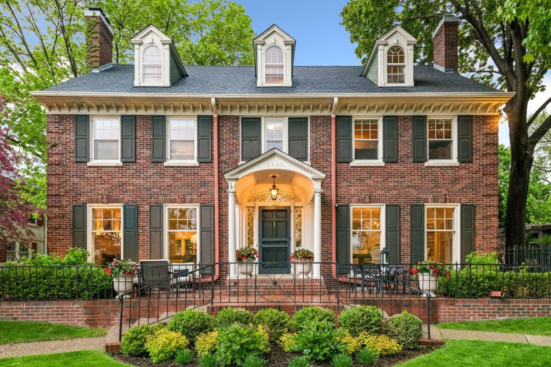 2240 W Lake Of The Isles Parkway