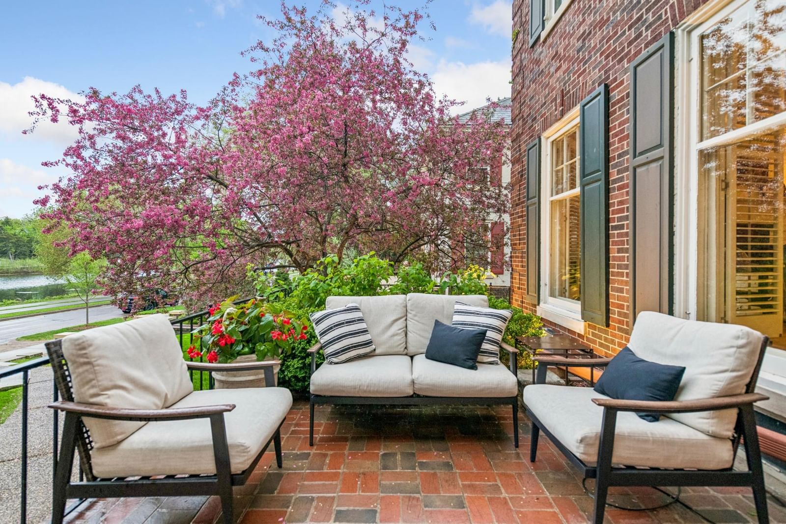 2240 W Lake Of The Isles Parkway