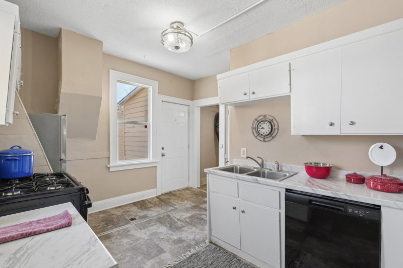 1368 Payne Avenue - Photo 13
