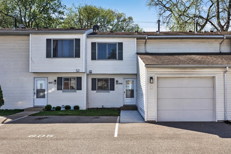 605 Portland Drive E - Photo 2