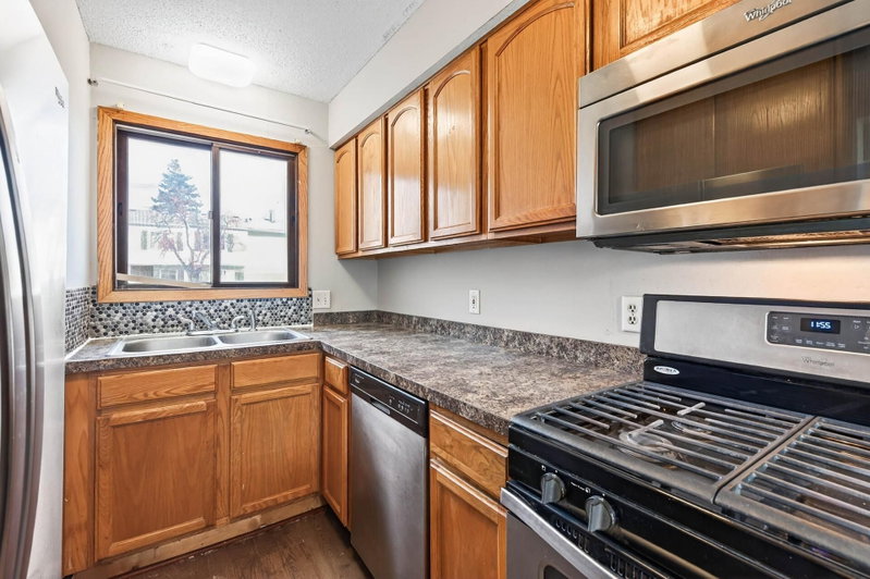 605 Portland Drive E - Photo 11