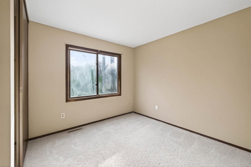 605 Portland Drive E - Photo 20