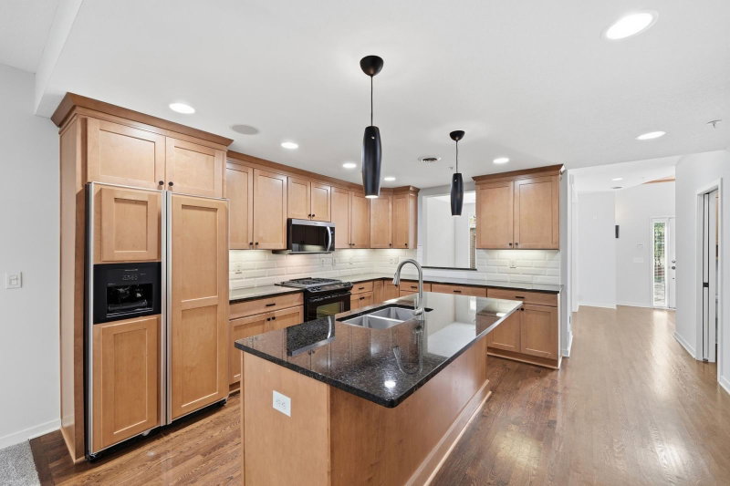 635 Willoughby Way W - Photo 2