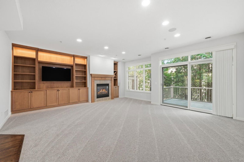 635 Willoughby Way W - Photo 18